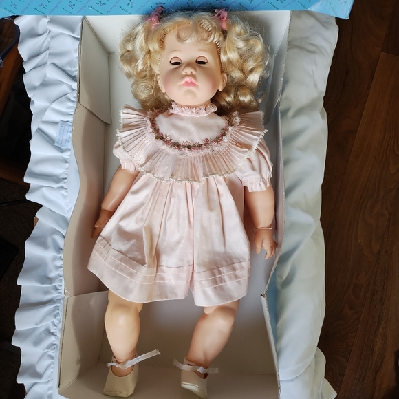 Madame Alexander 'Darlene' Curly Blonde Hair & Blue Eyes Baby Doll #8015 - Picture 10 of 12
